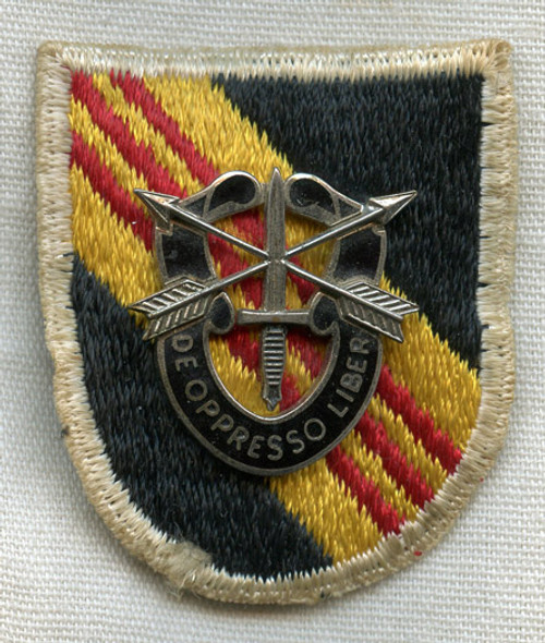 Nice Ca 1966 US Army 5th Special Forces Group Beret Flash & DI