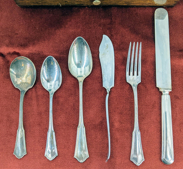 Wonderful 1920s Oneida Community Reliance Plate Exeter Pattern Set in Original Box Luncheon Service