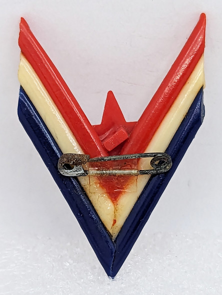 Nice ca 1943 Patriotic V for Victory Pin in Wartime Shortage Plastic