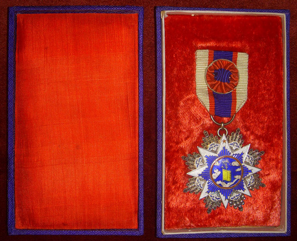 WWII Chinese Order of Resplendent Banner Clouds & Banner 6th Class Badge #ed Box