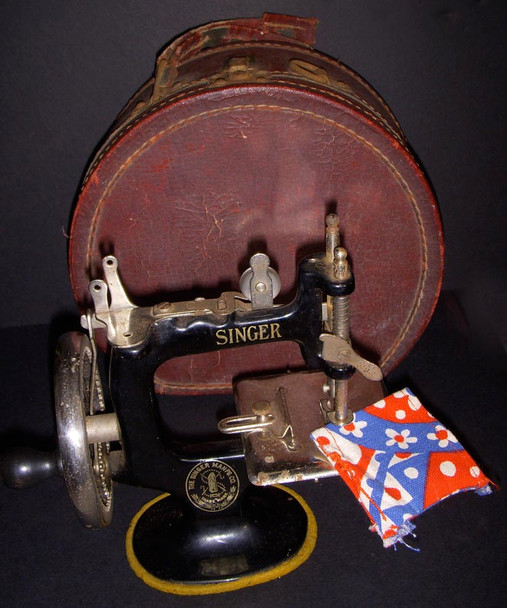 1920s Child's Singer Sewing Machine Hand-Crank in Cast Iron in Vintage Case