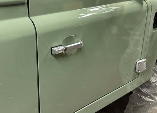 LRC3474 - Pair of Front Aluminium Door Handles in Silver for Land Rover Defender - Fits All Push Button Handles