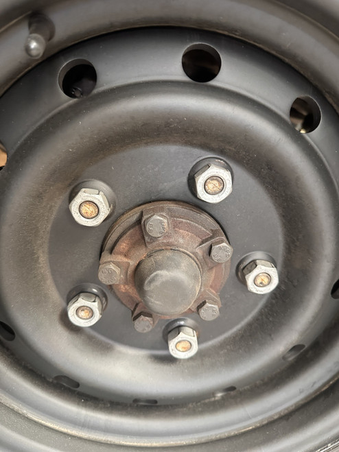 LRC2899 - Kit of 23 OEM Wheel Nuts for Land Rover Defender, Discovery 1 and Range Rover Classic - Covered in Geomet