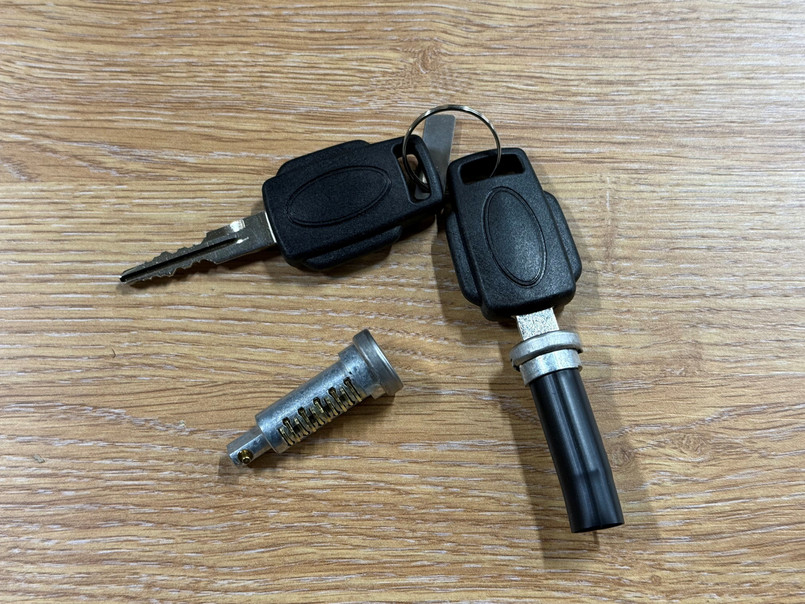 CWC500190 - Defender 2002 On - One Door Barrel and Two Spare Keys - Key with Land Rover Logo only Available if Choosing Genuine Land Rover Option Image 4