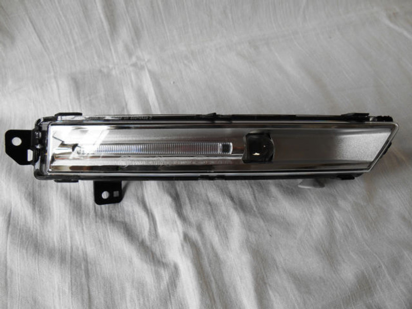 LR111095 - Discovery 5 Front Right Hand Fog Lamp - Genuine Land Rover Image 1