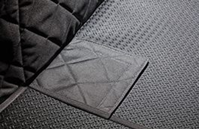 VPLRS0536 - Discovery 5 Rear Loadspace Quilted Mat - Perfect for a Pampered Pooch - Genuine Land Rover Image 2