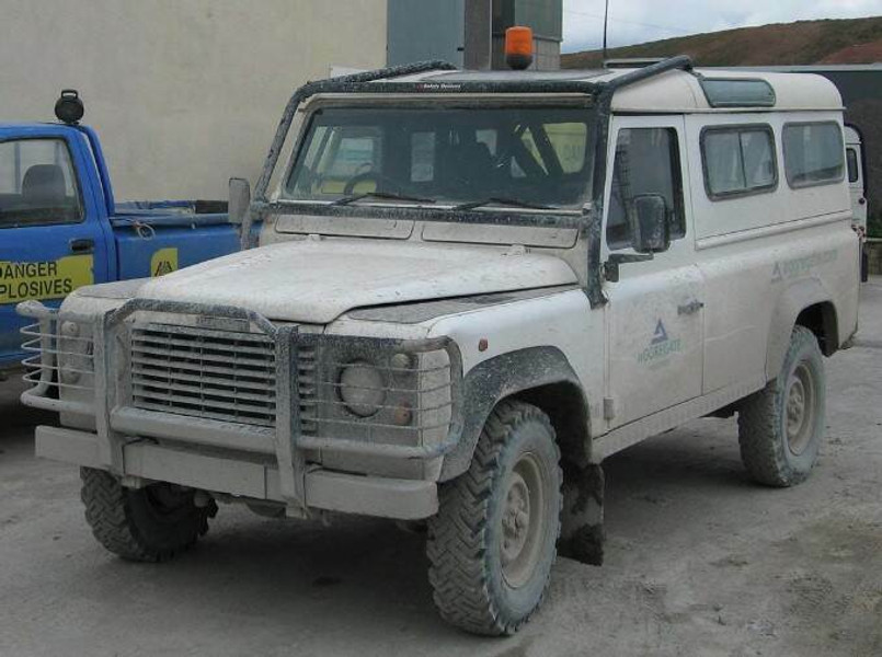 RBL1837SSS - Defender Roll Cage - 110 Station Wagon Roll Cage (94-98) - 10 point multi-point bolt-in External Front and Internal Rear Roll Cage Image 2