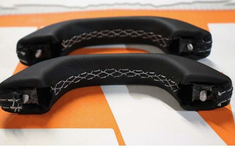 LRC34136 - Defender Leather Interior Door Grab Handle Kit - Black Leather with Silver Stitch by Lucari Image 2