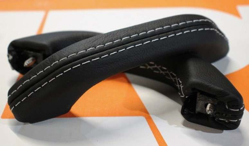 LRC34136 - Defender Leather Interior Door Grab Handle Kit - Black Leather with Silver Stitch by Lucari Image 3