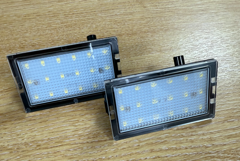 XFC500040 - PAIR LED Number Plate Lamp for Discovery 3 & 4, Range Rover Sport 06-13 and Freelander 2 - Led Lamp fits into Tailgate Handle Image 1