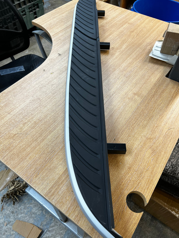 LR002773 - Freelander 2 Genuine Style Side Steps - Comes as a Pair of Left and Right Hand Steps *DAMAGED - REDUCED TO CLEAR* Image 4