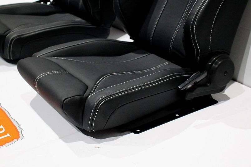 LRI1166 - Pair of RXI Low Base White Stitch Front Seats for LAND ROVER DEFENDER 90/110 Image 4