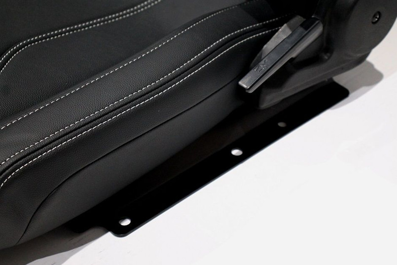 LRI1166 - Pair of RXI Low Base White Stitch Front Seats for LAND ROVER DEFENDER 90/110 Image 5