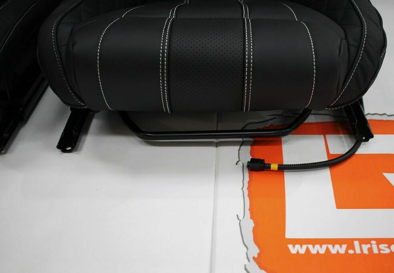 LRI1103 - Pair of Full Leather RECARO Front Seats with Tip Up Bases for LAND ROVER DEFENDER Image 7