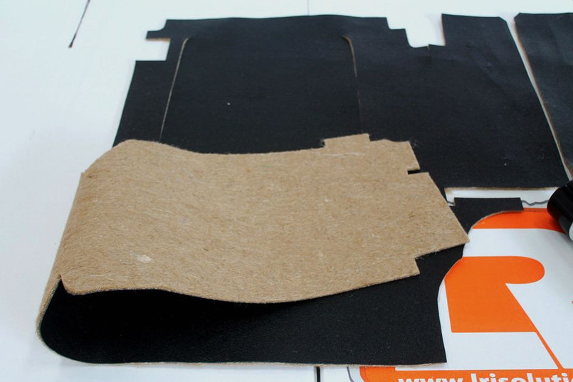 LRI34057 - RHD LT77 Hardura Front Seat Box Rubber Matting for Defender up to 1993 Image 5