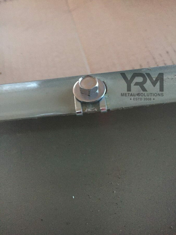 YRM1073 - Pack of 25 Stainless Steel Front Wing Fixing Screws, Washers and No 14 J Clips - For Land Rover Series and Defender - By YRM Image 2