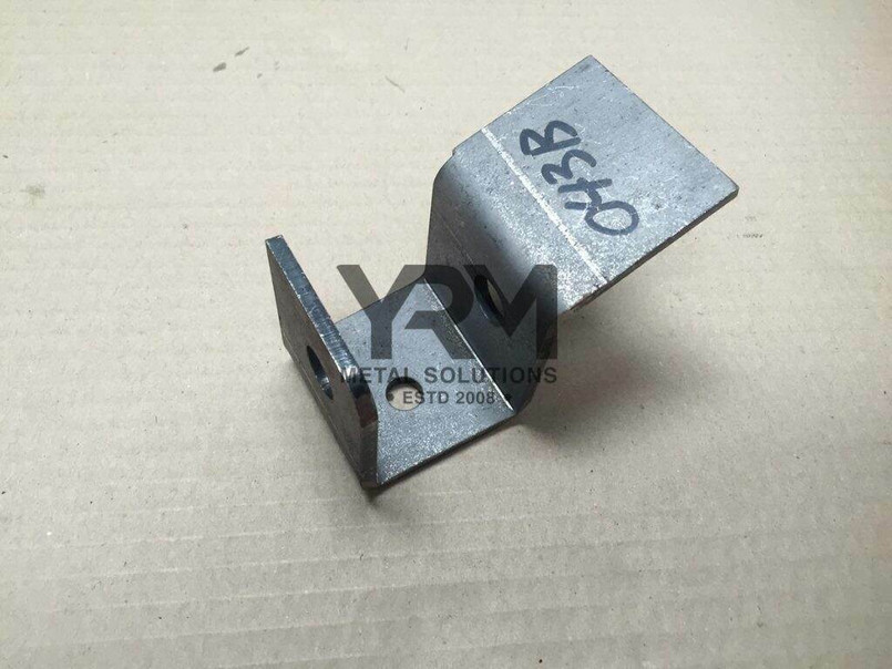 YRM043B - Panhard Rod Right Hand Axle Bracket - For Early Defenders up to 2002, Discovery 1 and Range Rover Classic - YRM Metal Image 1