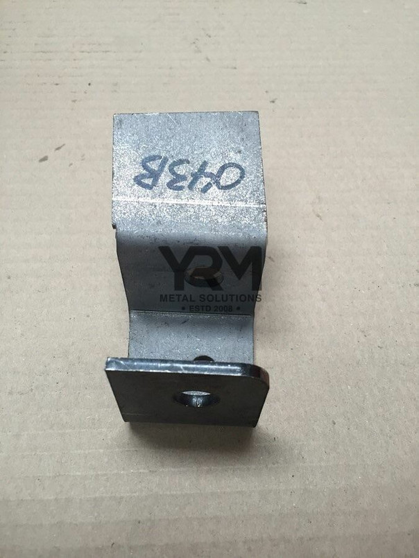 YRM043B - Panhard Rod Right Hand Axle Bracket - For Early Defenders up to 2002, Discovery 1 and Range Rover Classic - YRM Metal Image 2