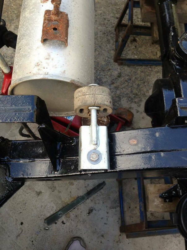 YRM016A - Heavy Duty Galvanised Exhaust Bracket for Land Rover Defender - 2.5 NA/TD & 200TDI Right Hand Side Chassis - By YRM Metal Image 2