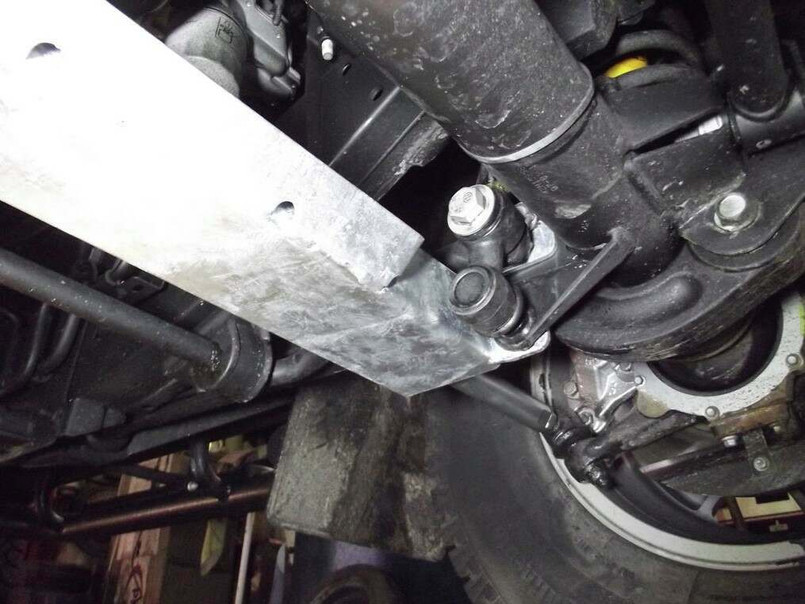 GL1122 - Track Rod Guard by Gwyn Lewis - Defender, Discovery 1, Range Rover Classic Image 4