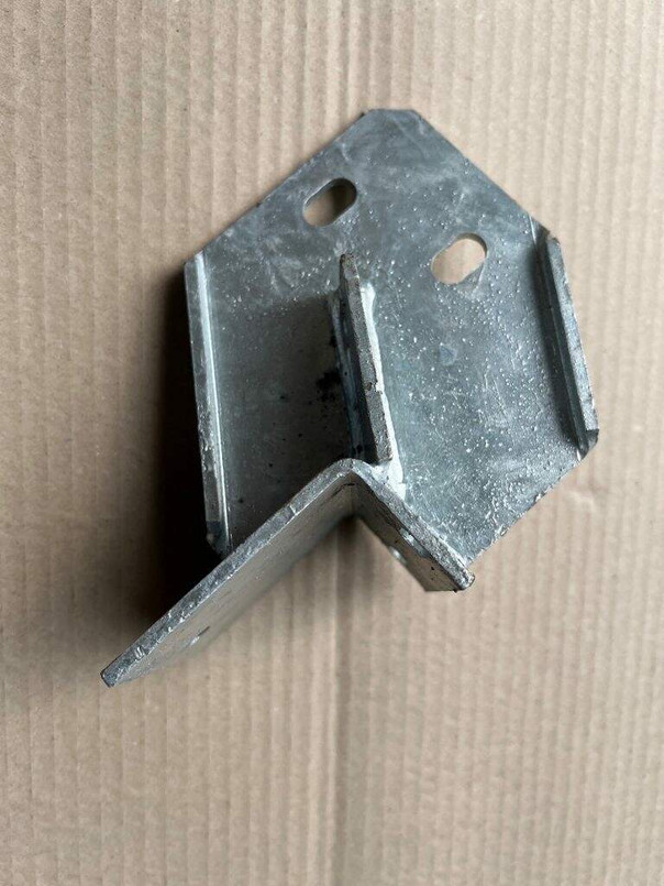 YRM424 - HDG Rear Body Mounting Bracket from Mid Cross Member – LR Defender 130 Hi Cap Image 1