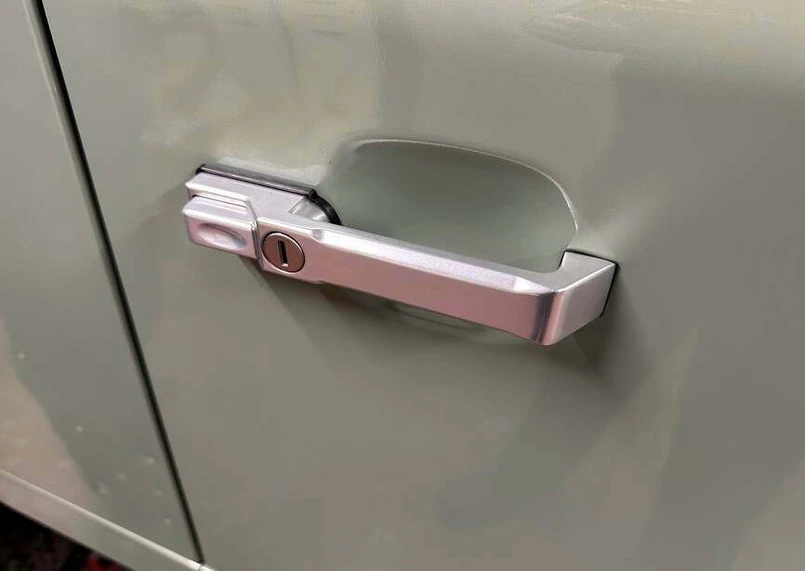 LRC3474 - Pair of Front Aluminium Door Handles in Silver for Land Rover Defender - Fits All Push Button Handles Image 2