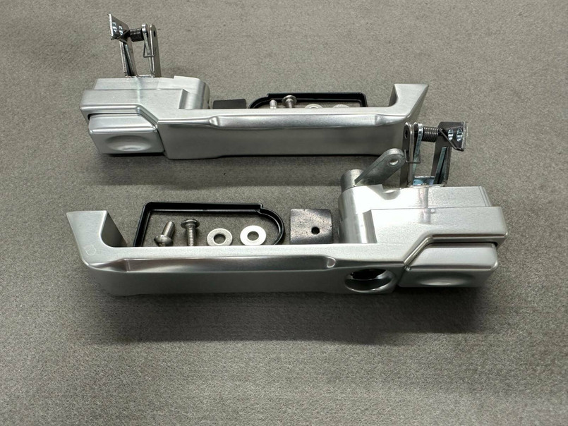 LRC3481 - Pair of Aluminium Front Door Handles in Silver - Defender Puma TDCi with Central Locking - Left Hand Drive Image 3