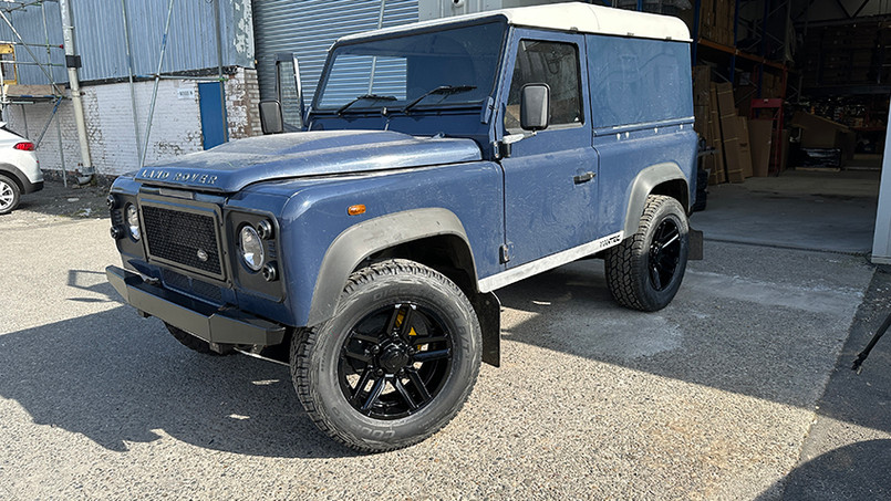LRC1820 - Heavy Duty Aluminium Sills for Land Rover Defender 90 - by Mantec - One Piece Design with Stainless Steel Fixings (Image Shows Pair on 110)  *********SPECIAL OFFER LIMITED TIME ONLY********* Image 1