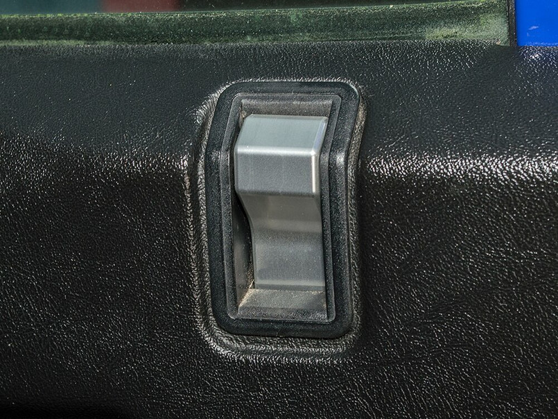 LRC10147 - Two Door Anodised Silver Locking Peg Kit - Land Rover Defender Image 2