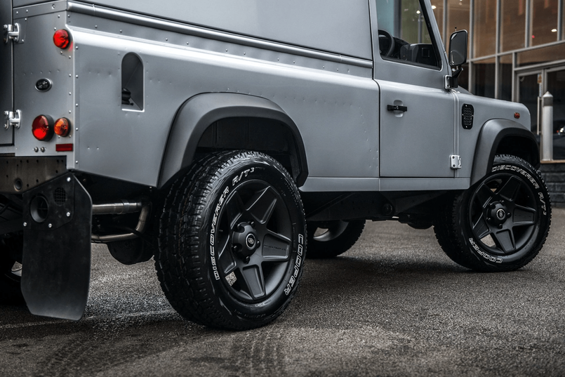 WACMF9251V1C - Land Rover Defender (1991-2016) Mondial Retro 20"x9" Light Alloy Wheel by Chelsea Truck Company Image 12