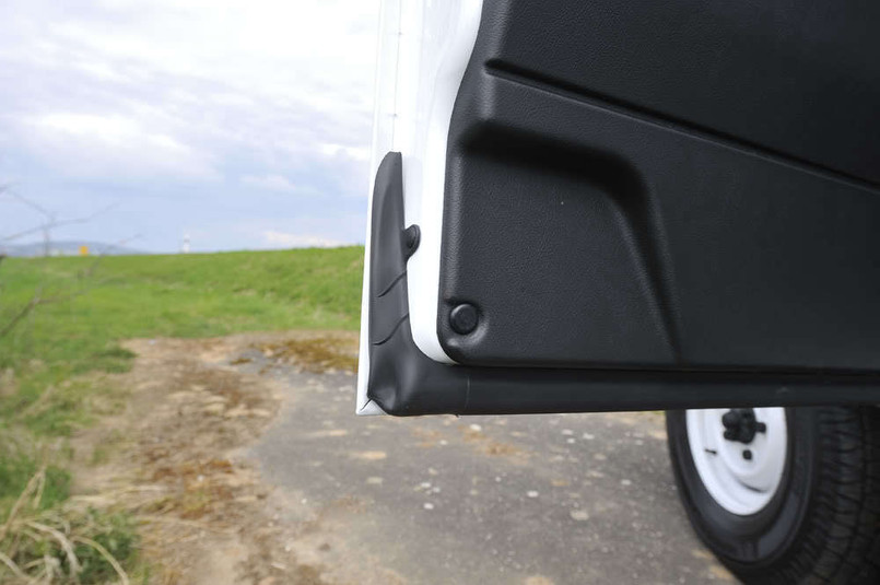 LR029309 - Defender Front Side Door Seal for Sill - Fits Both Right Hand and Left Hand Sills from 2005 Onwards - Upgrades Style Seal Image 2