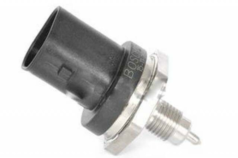 LR108241 - Fuel Pressure Temperature Sensor for Multiple Land Rover and Range Rover Vehicles - Fits 3.0 V6 Petrol, 5.0 V8 Petrol and 2.0 Ingenium Image 1
