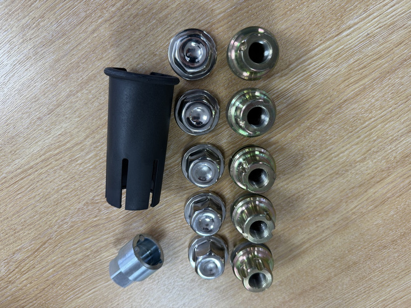 RRB500090 - Locking Wheel Nut Set for Alloy Wheels - 5 Piece Kit for Land Rover Defender, Discovery 1 and Range Rover Classic Image 1