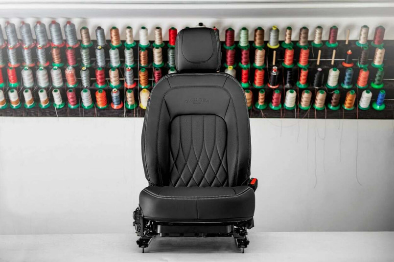 LRDEF110DDLI6 - Comfort Leather Front and Rear Seat Set - Defender 110 2020 - Designo Design - Chelsea Truck Company Image 2