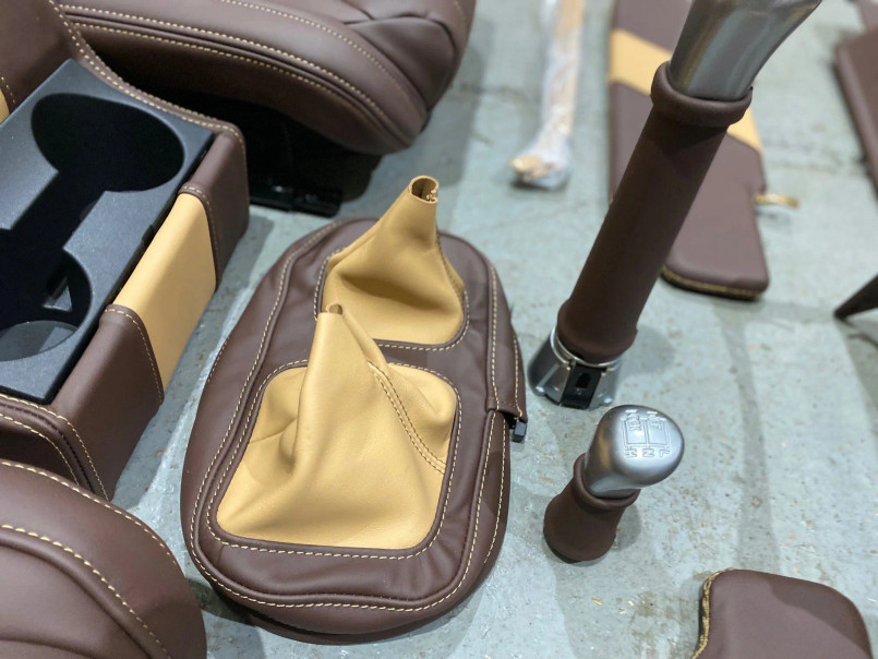 LRI-CBINTERIOR - Chocolate & Barley Leather Full Interior - includes Recaro Seats, Door Cards, Dashboard + More - Defender 110 TDCi - by Lucari Image 12