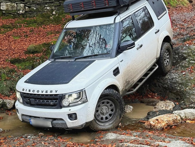 TF1903 - 110W Bonnet Mounted Solar Panel Kit - Discovery 3 and 4 - by Terrafirma Image 6