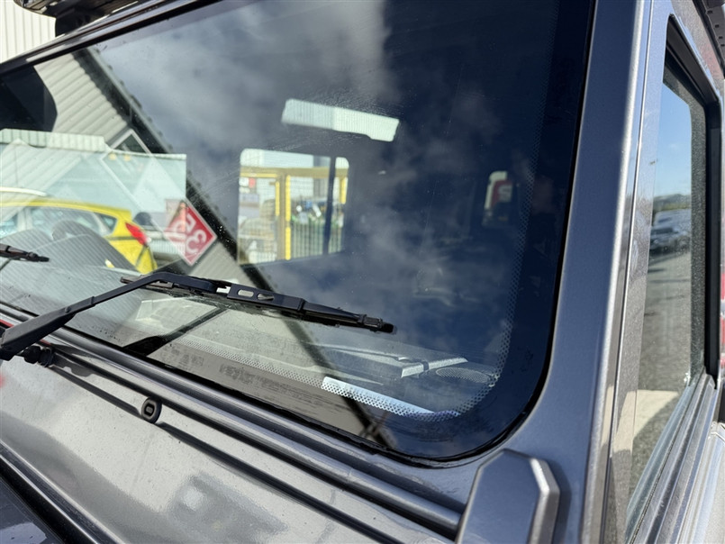 LR042725 - Defender Front Windscreen - With Tinted Glass Without Heated Screen - Bonded In Upgrade by Blakglass Image 4