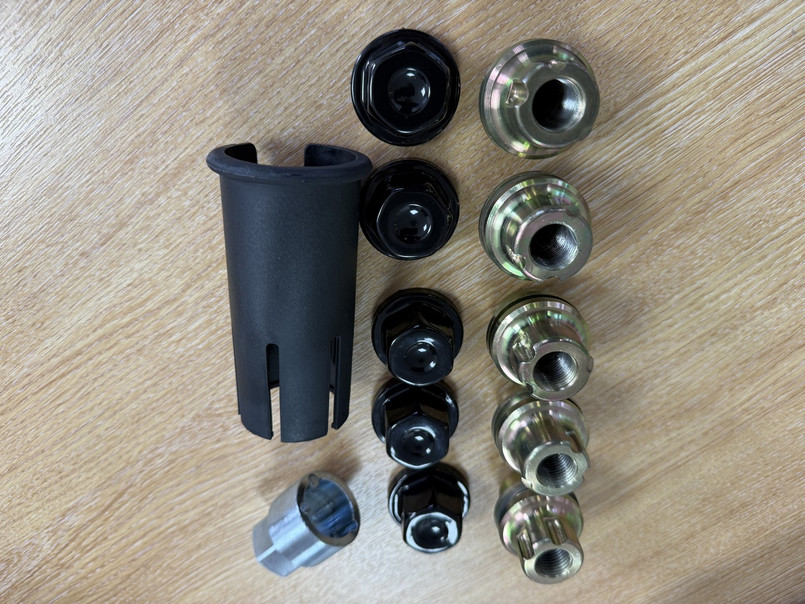 RRB500090B - Locking Wheel Nut Set for Alloy Wheels in Black - 5 Piece Kit for Land Rover Defender, Discovery 1 and Range Rover Classic Image 1