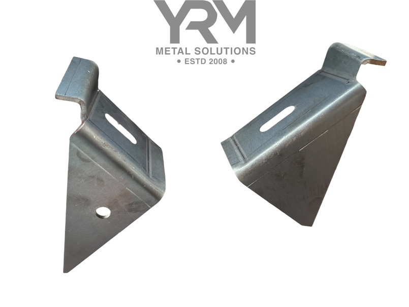 YRM522 - PAIR Engine Chassis Mounts – LR Defender (2.25 petrol/2.5 petrol/2.5 NA diesel/2.5 turbo diesel/200tdi) Image 1
