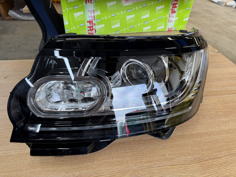 LR067213 - Left Hand Headlamp for Range Rover L405 - LHD - Adaptive Bi-Xenon - Doesn't Fit North American Spec (Fits from 2014-2017) *DAMAGED - REDUCED TO CLEAR* Image 3