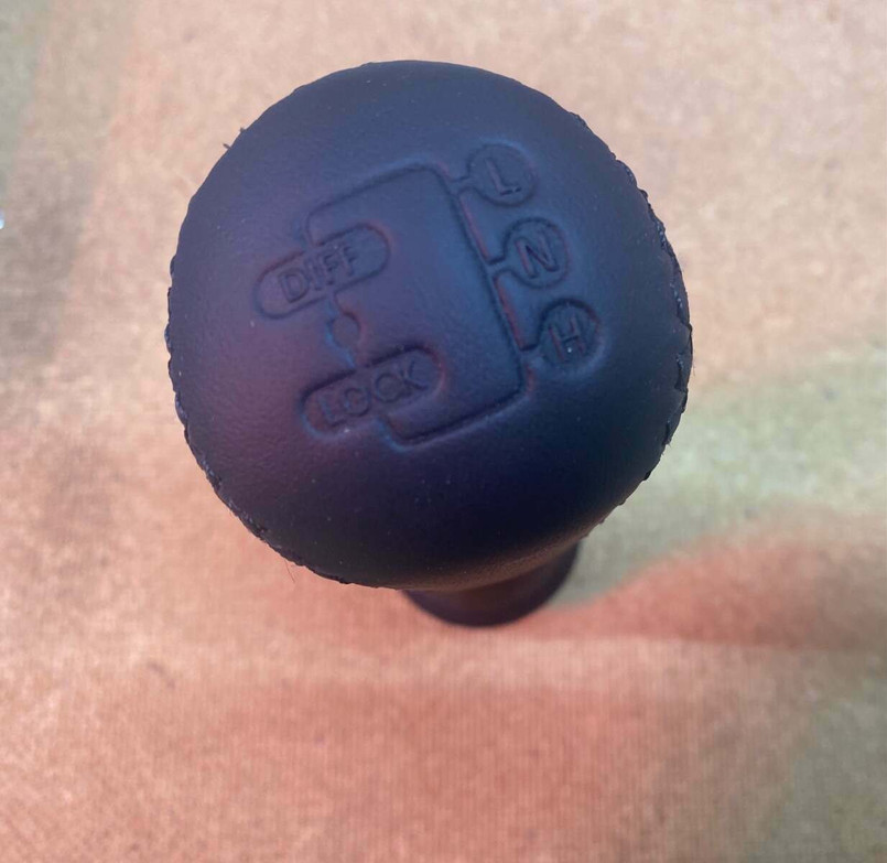 LR065369 - Defender Transfer Knob - For Autobiography Defender but will fit any Defender from 2007 Onwards Image 2