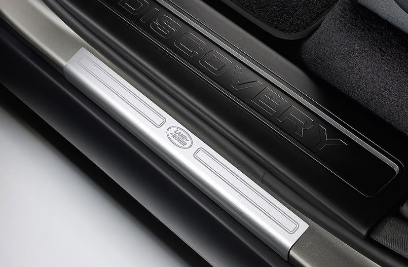 VPLRS0368 - Discovery 5 Front Door Sill Plates Etched With Land Rover Logo - Genuine Land Rover Image 1