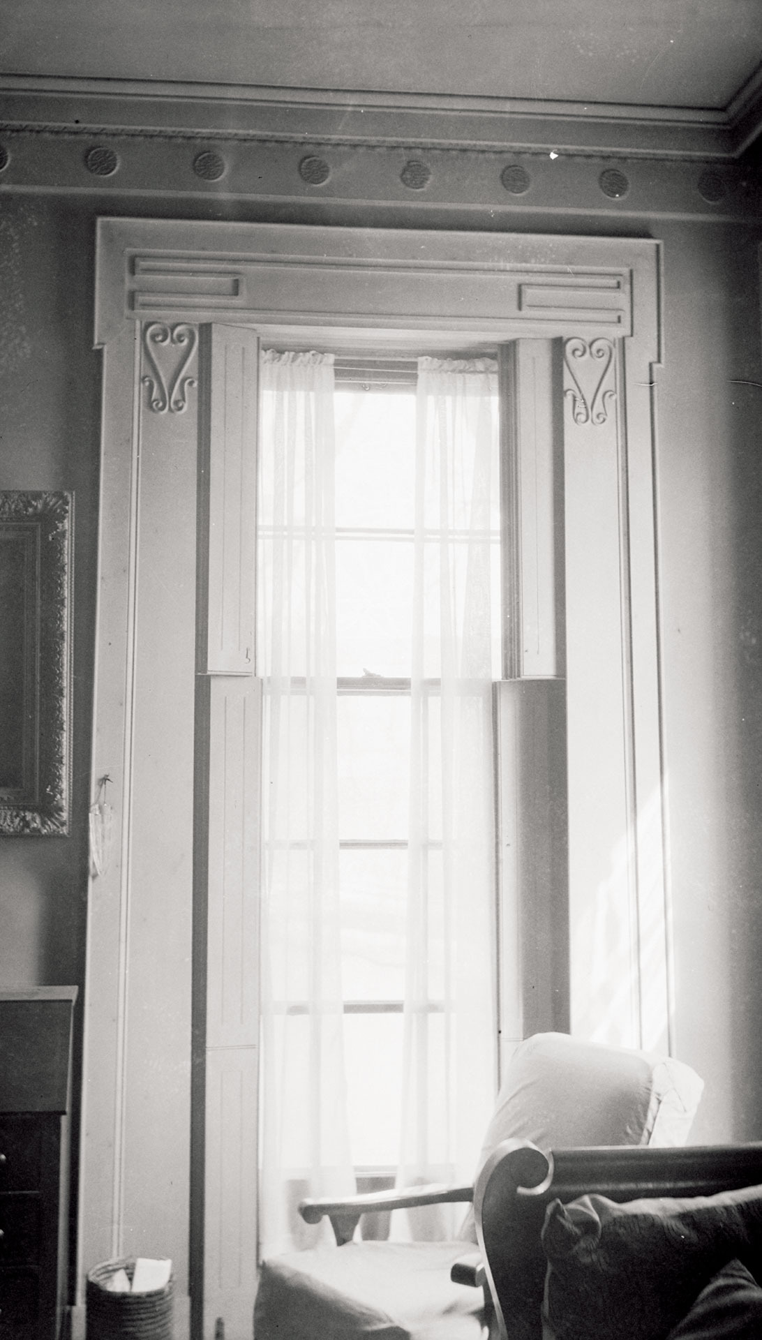 Interior room of Campbell-Whittlesey house featuring window casing, window mouldings and an interior cornice.