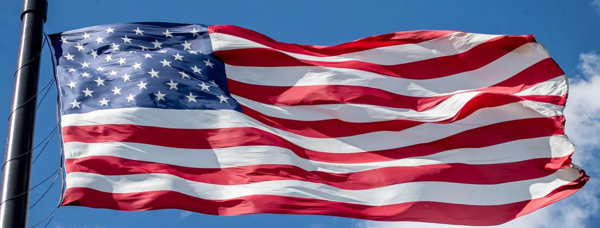 Choosing Your Perfect Flagpole: Fiberglass vs. Aluminum