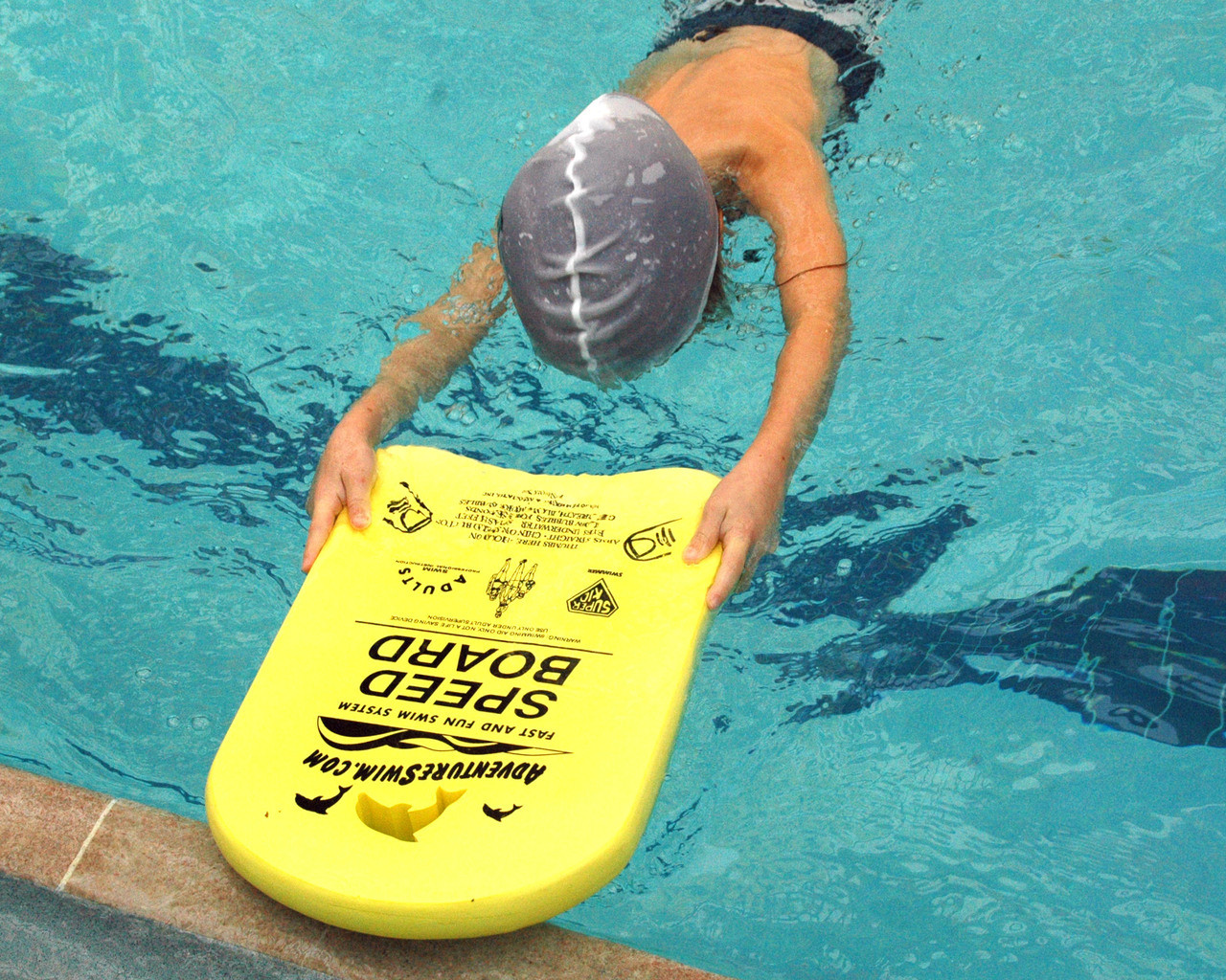 The Speed Board is a smaller version of the Kickboard and gradually offers less buoyancy than the Kickboard. This allows the child to further build up their confidence to move on to the Peek board, then no board at all!