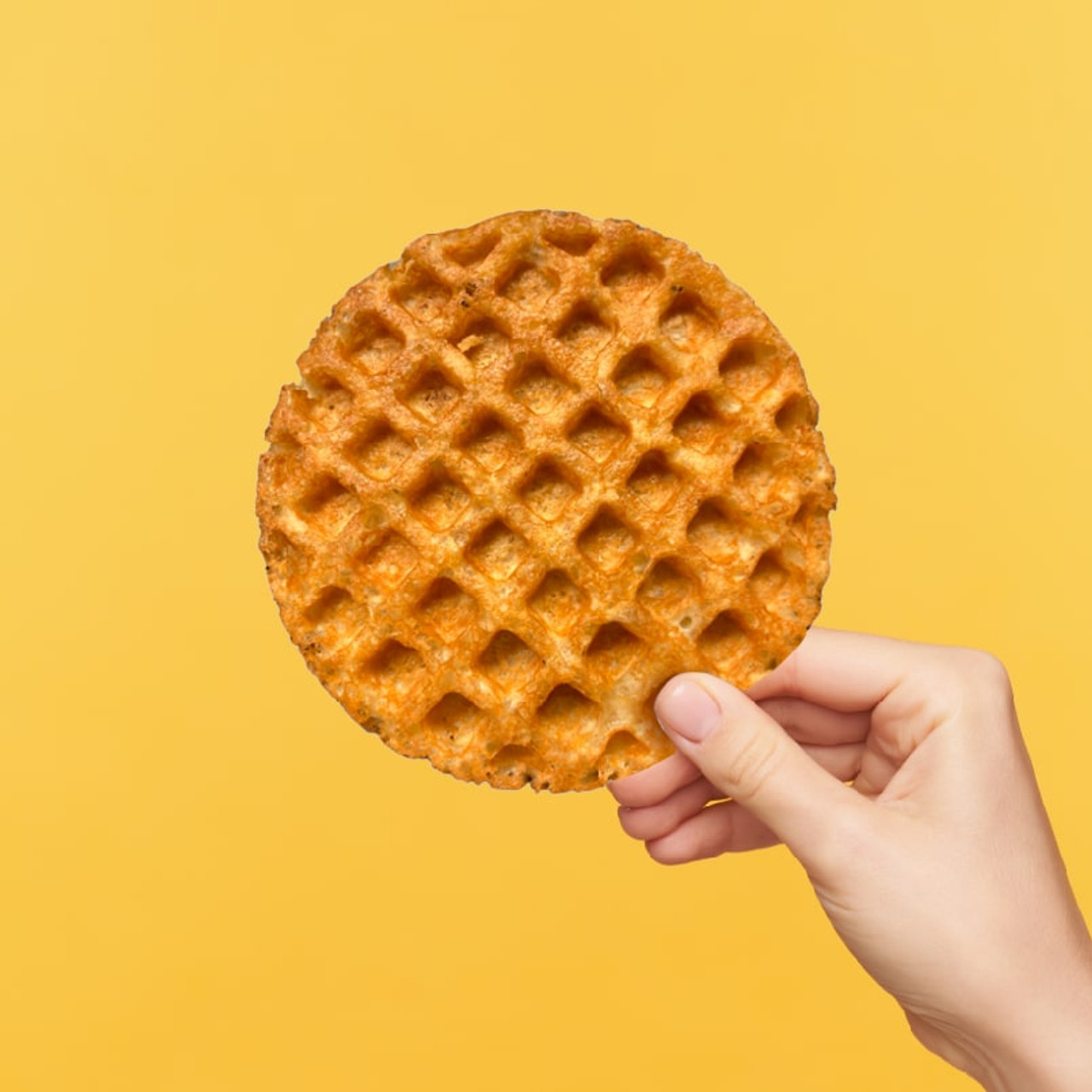 Male Hand Twists Thin Waffles Straw Lid Stock Photo by ©Tagwaran 332054456