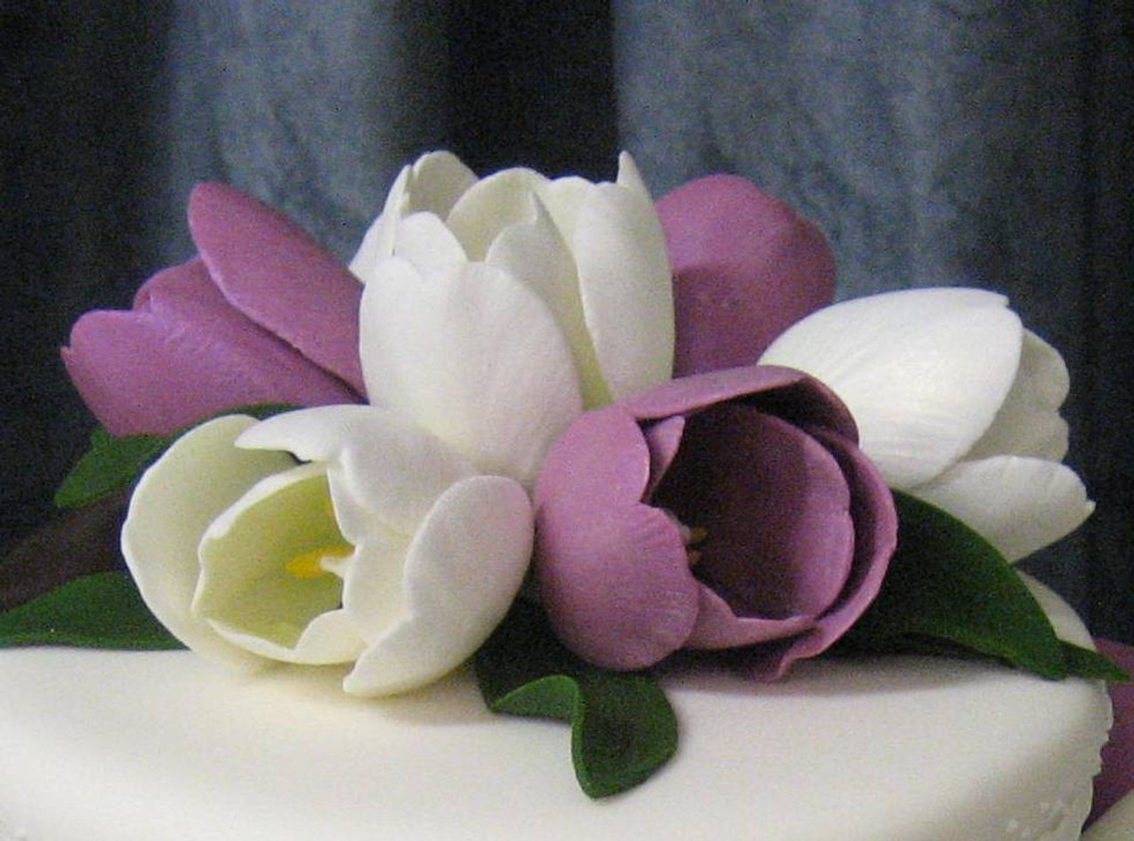 Mould 17 also has another great use - its the perfect shape to mould your fondant pieces for stunning flower work just like this.  Simply gorgeous.  Thanks to Sue from Sue's Cake Decorating Classes for the Photo.  You can find her on fabebook.