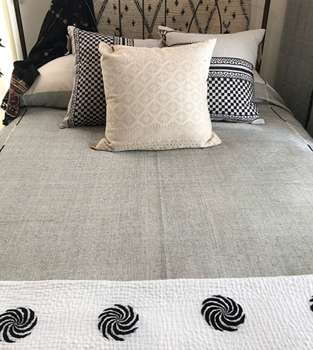 Handwoven Cotton Lightweight Coverlet Bed Spread India (90" x 104") white black