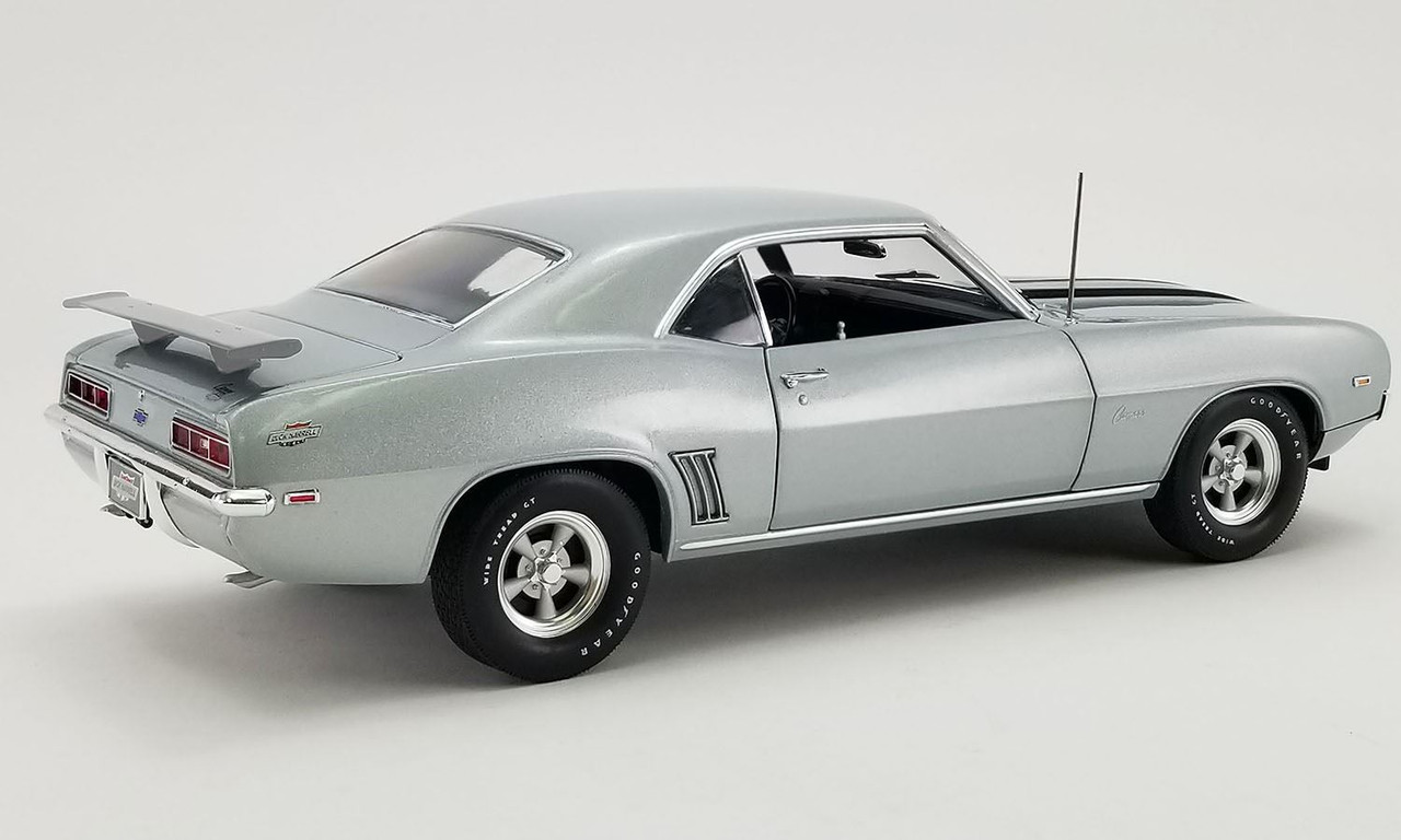 Acme 1:18 Scale 1969 Chevrolet COPO Camaro - Cortez Silver
