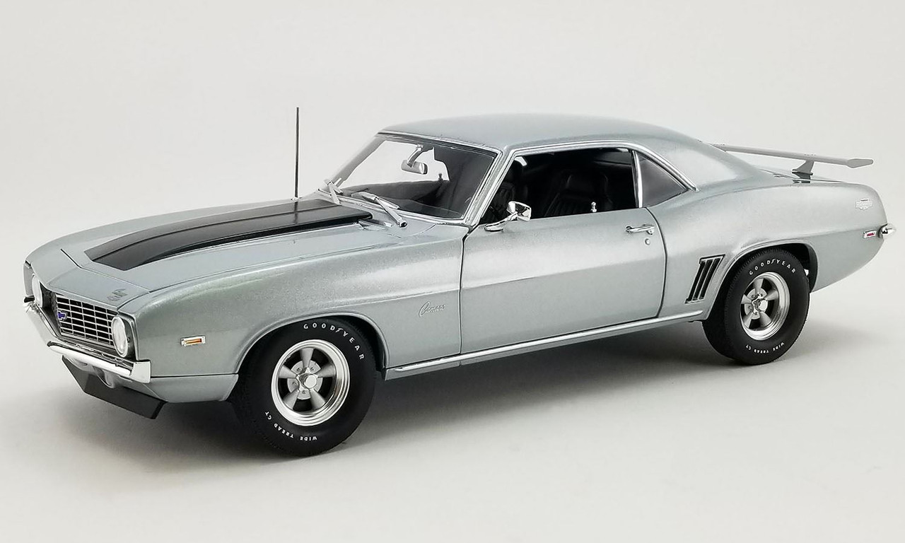 Acme 1:18 Scale 1969 Chevrolet COPO Camaro - Cortez Silver
